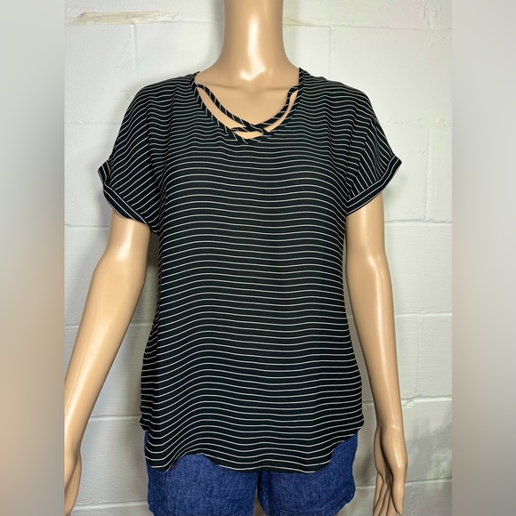 Maurices Black and White Striped Short Sleeve Shirt size Medium - Picture 1 of 8
